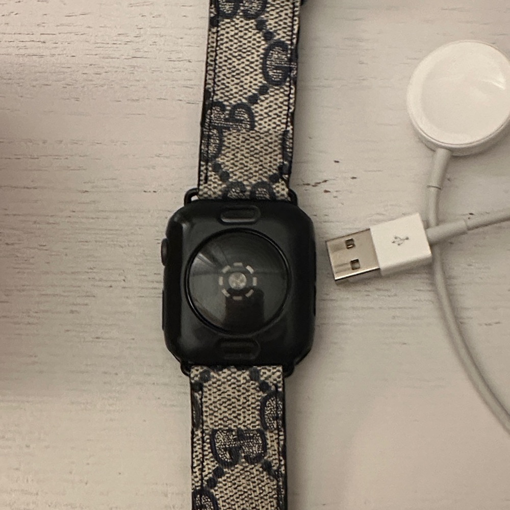 Apple Watch SE 44mm with Gucci Strap - Picture 3 of 9